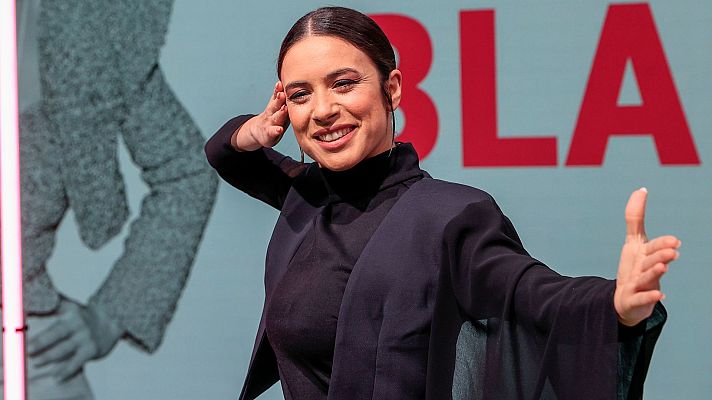 Recibimiento de los medios a Blanca Paloma