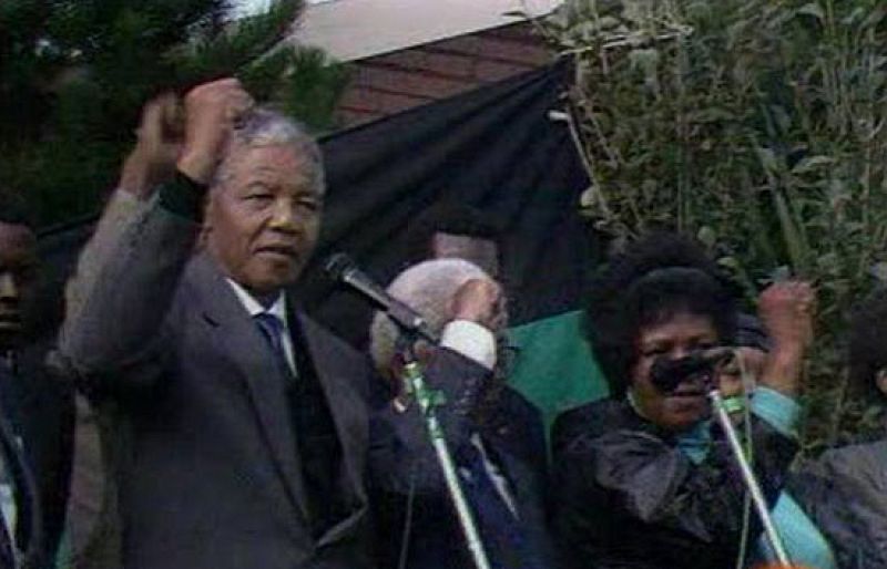  Este jueves se cumplen 20 años de la salida de Nelson Mandela de la cárcel, una imagen histórica. El discurso del entonces presidente Frederik De Klerk, unos días antes en el Parlamento, dejaba claro que algo empezaba a moverse en Sudáfrica. Y ese 1