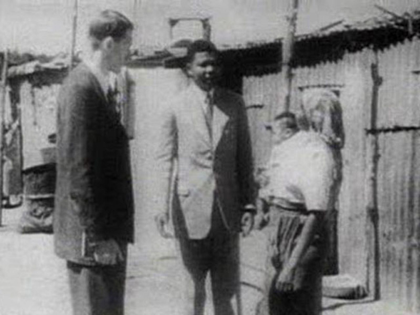 Nelson Mandela nació el 18 de julio de 1918 en una familia relativamente acomodada. Y lo hizo en una país donde el color de la piel marcaba el destino de los hombres. Aún así, sus padres consiguieron que Mandela estudiara Derecho