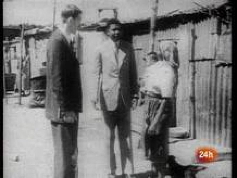  Nelson Mandela nació el 18 de julio de 1918 en una familia relativamente acomodada. Y lo hizo en una país donde el color de la piel marcaba el destino de los hombres. Aún así, sus padres consiguieron que Mandela estudiara Derecho