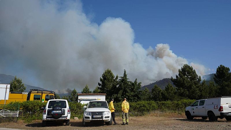 El viento dificulta las labores de extinción en el incendio de Pinofranqueado (Cáceres) 