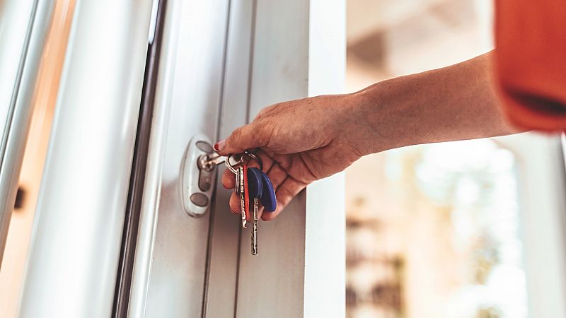 Astrid enseña el piso donde vive, de 30 metros cuadrados y por el que paga 500 euros al mes, una casa donde no puede dormir bien porque el espacio es "demasiado pequeño".