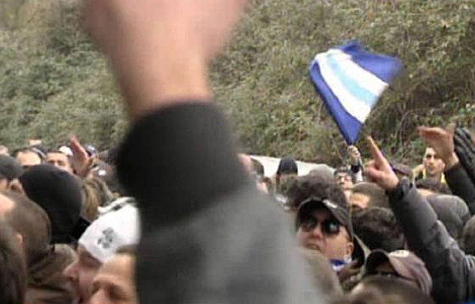 Detienen a cinco hinchas del Lazio por lanzar piedras y enfrentarse a la Policía en un entrenamiento del equipo romano.