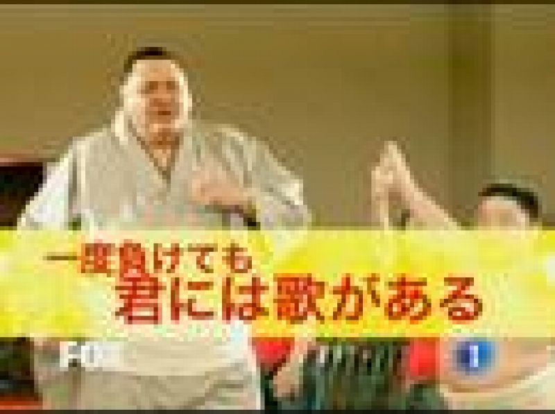 Akebono dejó el sumo y ahora se dedica a cantar y a bailar para una televisión japonesa que no ha dudado en recurrir al gran campeón retirado en 2001 para promocionar una popular serie americana que se va a estrenar este mes en Japón.