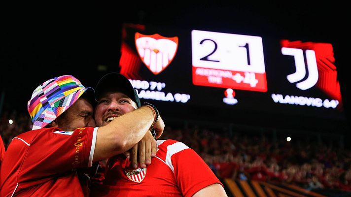 Informativo 24h - Los 'Mendilovers' abarrotan las calles de Sevilla para celebrar el pase a la final de Europa League