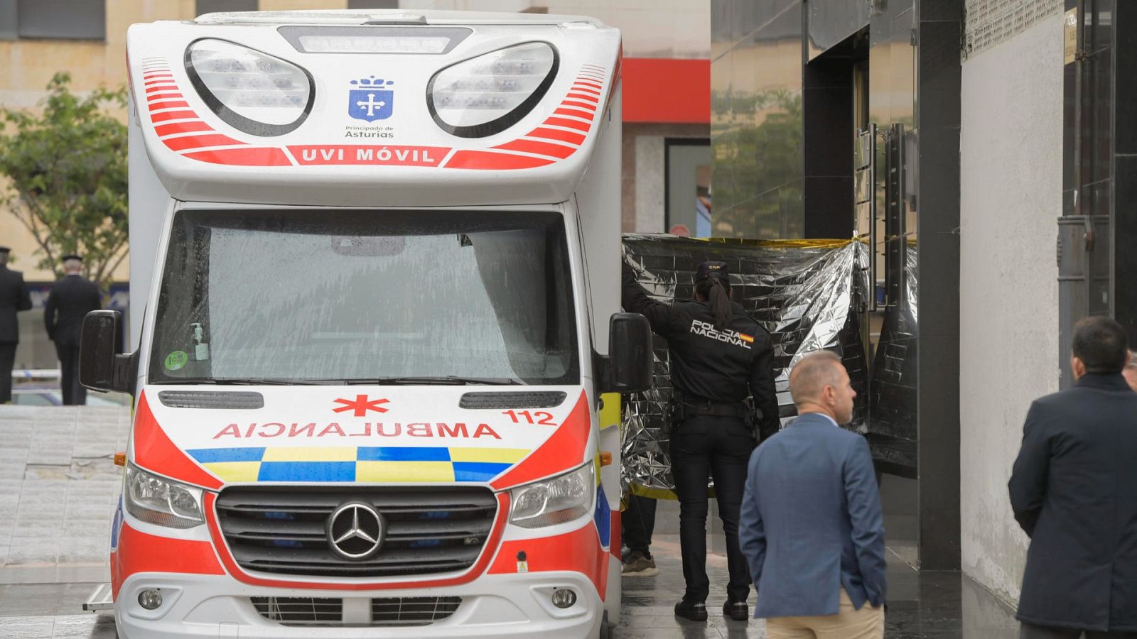 Mueren dos mellizas de 12 años al caer por una ventana en Oviedo