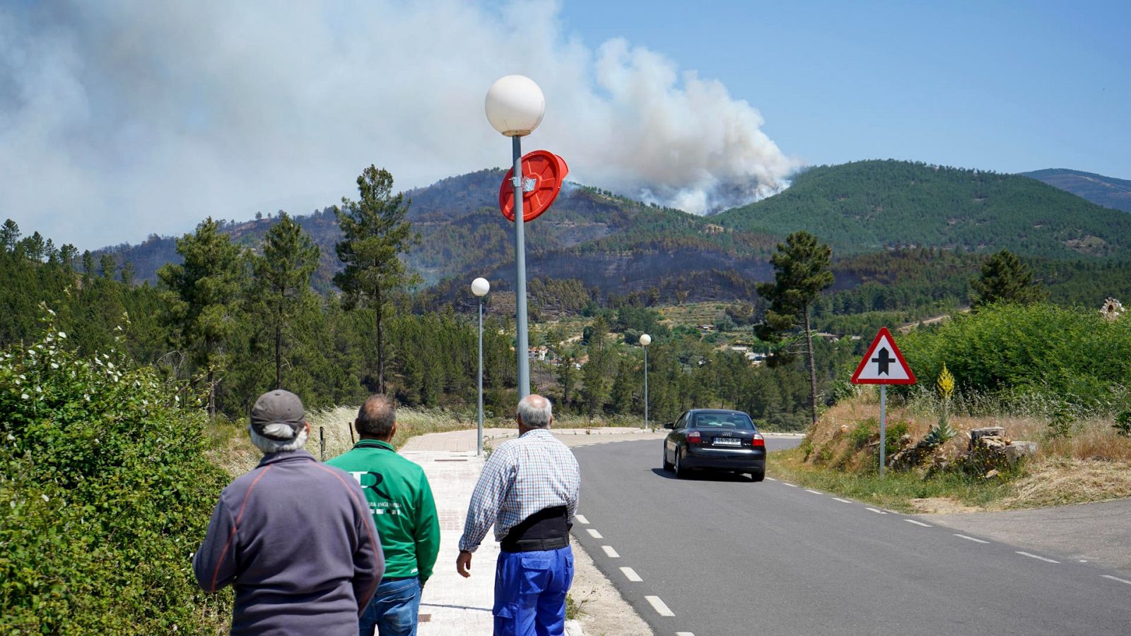 Varios centenares de vecinos, desalojados por el incendio en Las Hurdes: "No hemos dormido nada, hemos cogido lo justo"