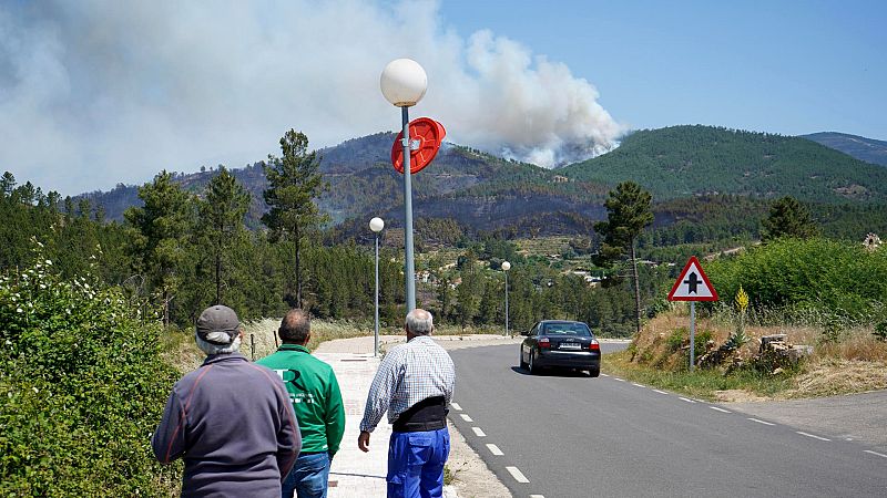 Varios centenares de vecinos, desalojados por el incendio en Las Hurdes: "No hemos dormido nada, hemos cogido lo justo"