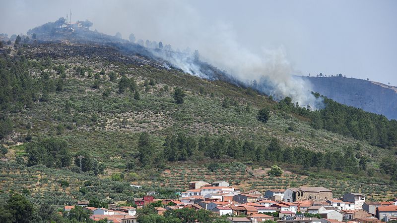 El incendio declarado en las Hurdes sigue fuera de control