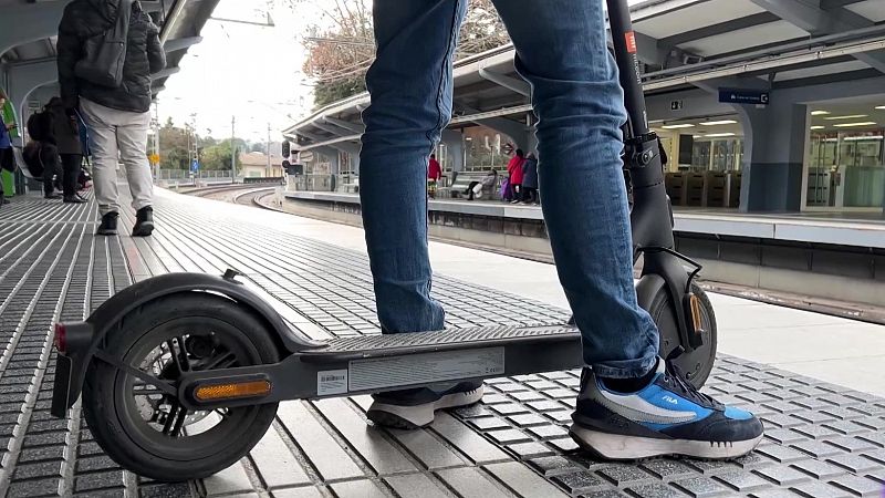 Manipular las baterías de los patinetes eléctricos o dejar que se mojen son algunas de las causas que originan sus explosiones, algo peligroso que puede provocar quemaduras profundas en los usuarios.