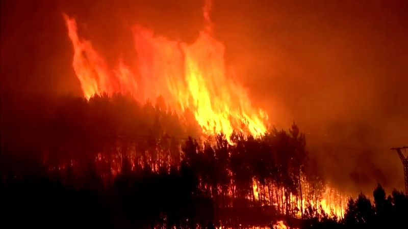 600 efectivos ayudan a extinguir el incendio de las Hurdes