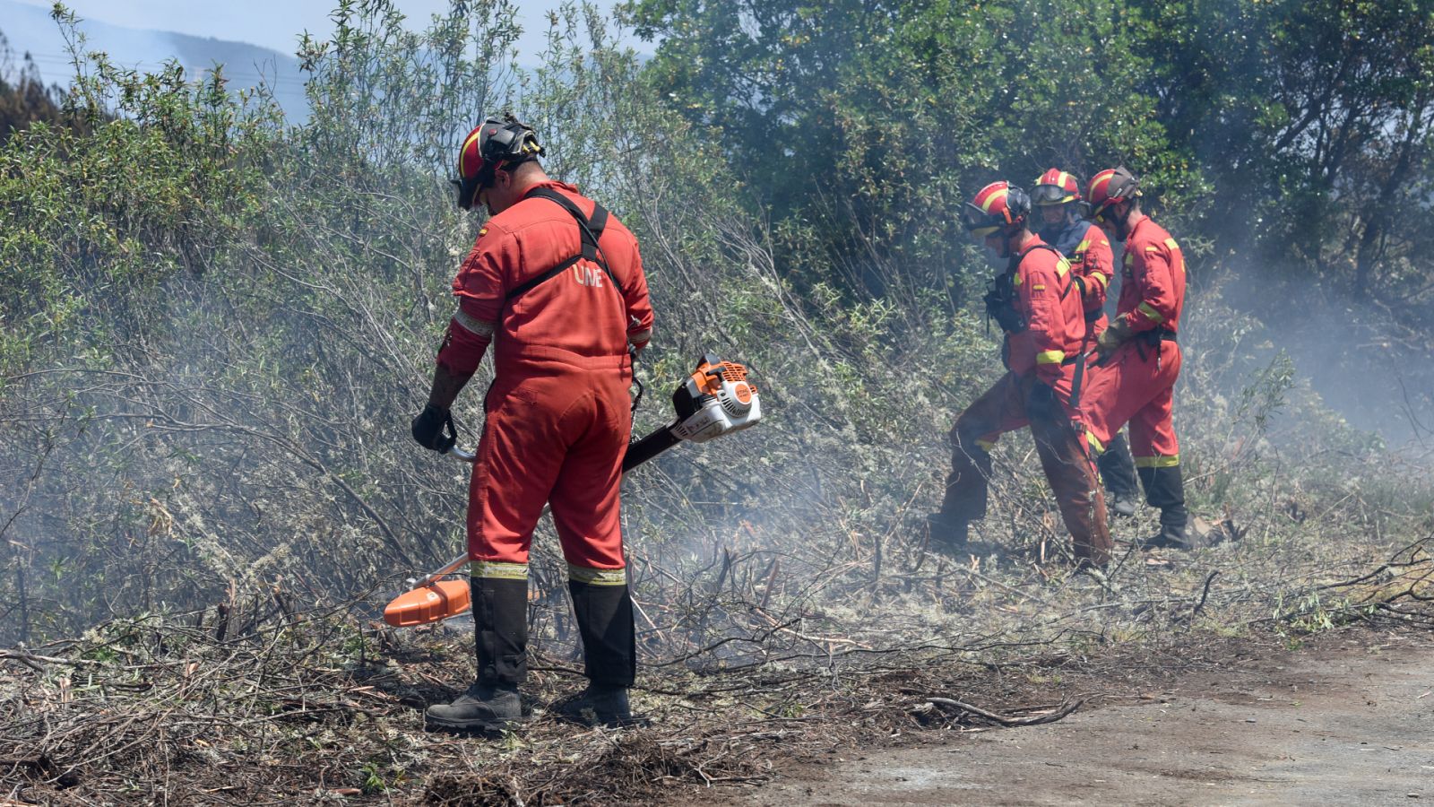 El incendio en Las Hurdes pierde intensidad tras amainar el viento