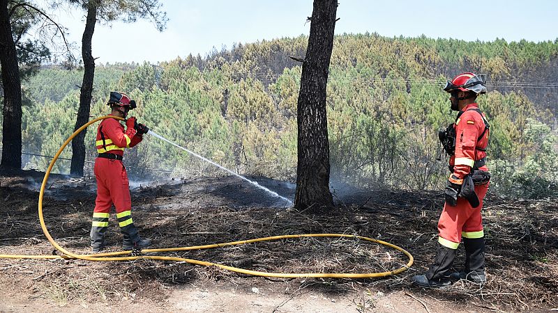 El incendio de Las Hurdes y Sierra de Gata pierde intensidad