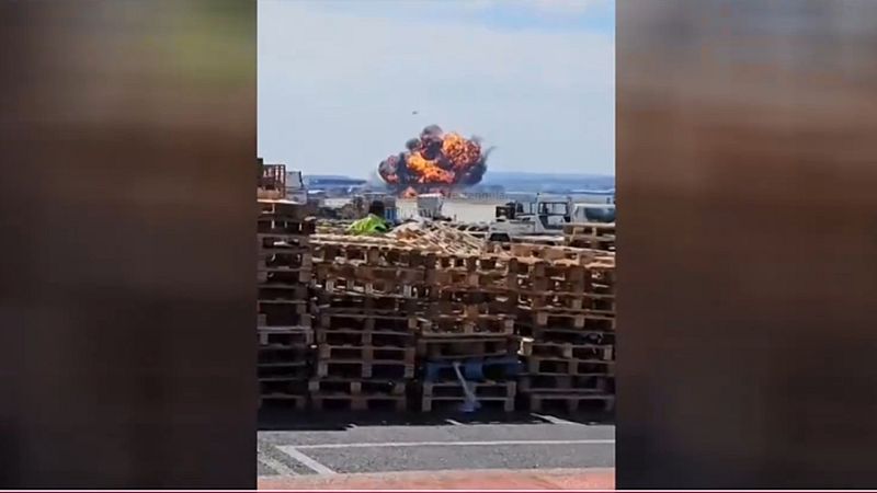 Un caza F18 se estrella en la Base Aérea de Zaragoza y el piloto consigue eyectarse a tiempo