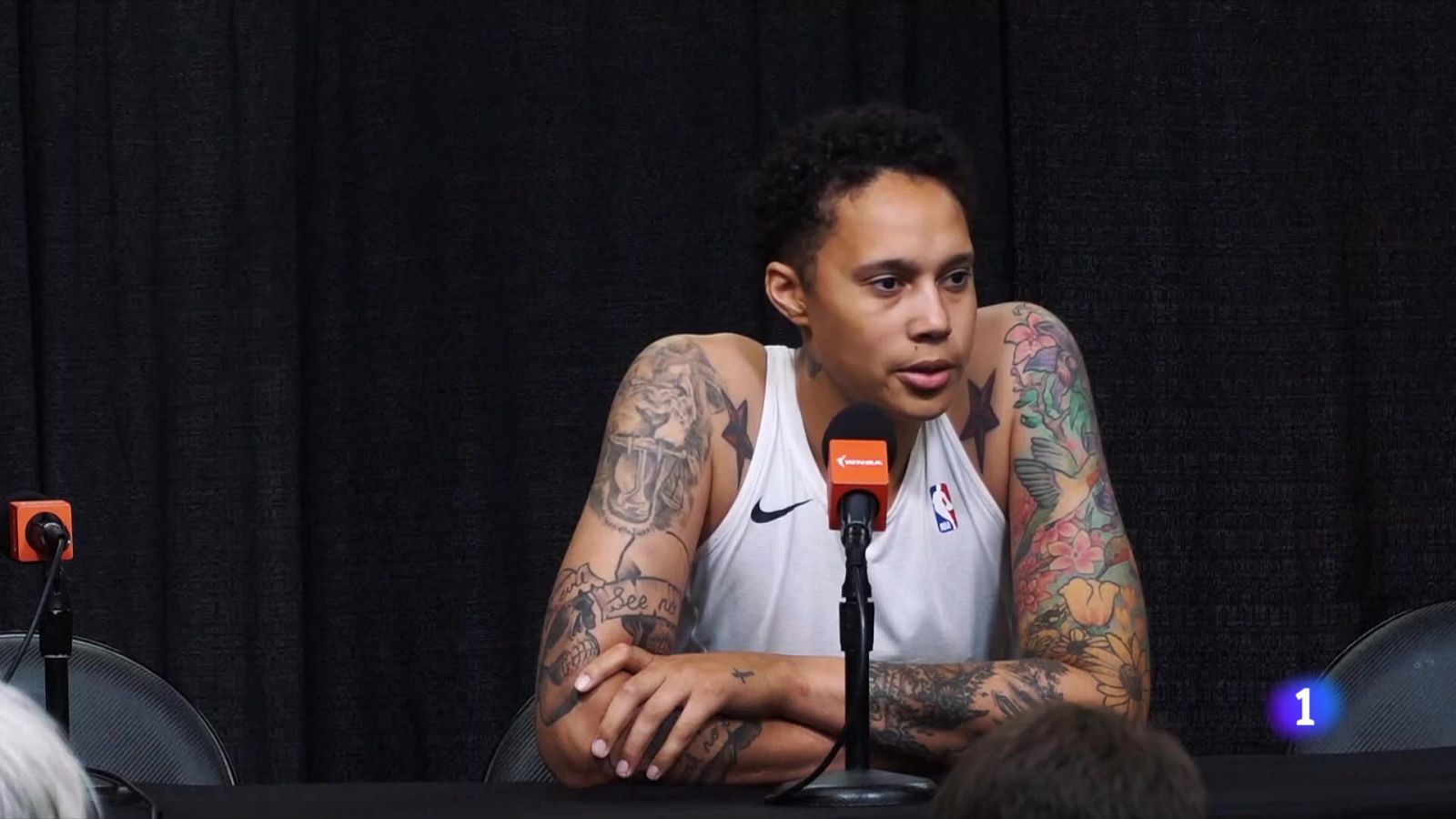 Brittney Griner vuelve a jugar en la WNBA tras sus meses detenida en Rusia | Ver