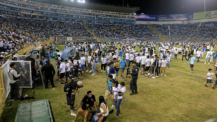 Telediario Fin de Semana - Una estampida un estadio de fútbol en El Salvador deja doce muertos