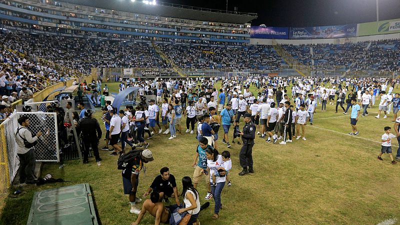 Una estampida un estadio de fúlbol en El Salvador deja doce muertos