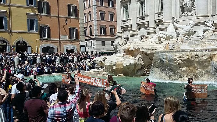 Activistas tiñen de negro la Fontana de Trevi de Roma