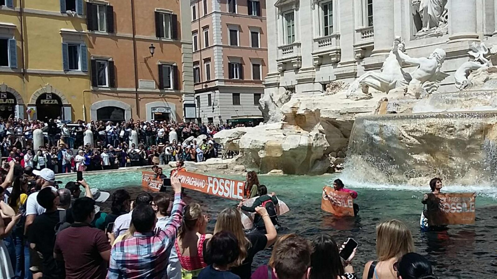 Activistas contra el cambio climático tiñen de negro la Fontana de Trevi de Roma