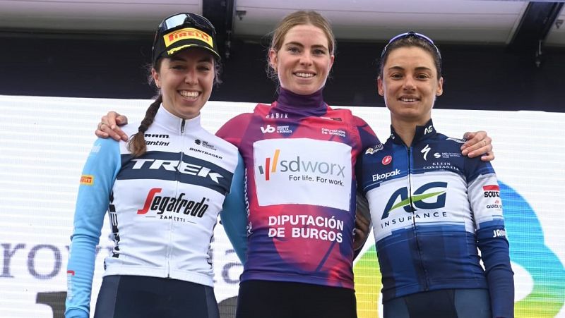 Demi Vollering consigue el triunfo de etapa en las Lagunas de Neila y se lleva la Vuelta a Burgos