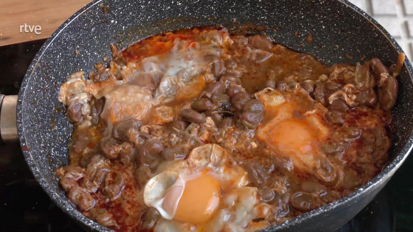 Receta de habas con huevos cuajados de Juana la del Pipa