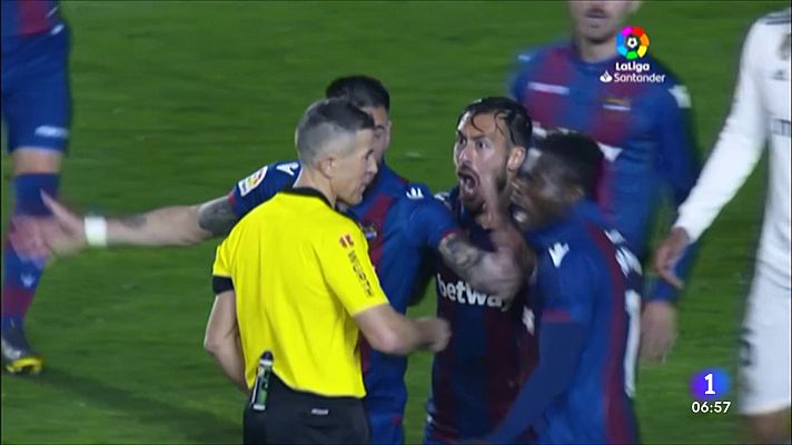 Telediario 1 - Iglesias Villanueva no seguirá en el VAR tras la polémica de Mestalla