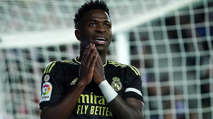 Informativo 24h - Detenidas cuatro personas por el muñeco contra Vinicius colgado en un puente de Madrid