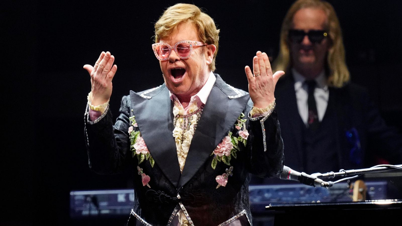 Telediario 1: Gloriosa despedida de Elton John de su público en Barcelona | RTVE Play