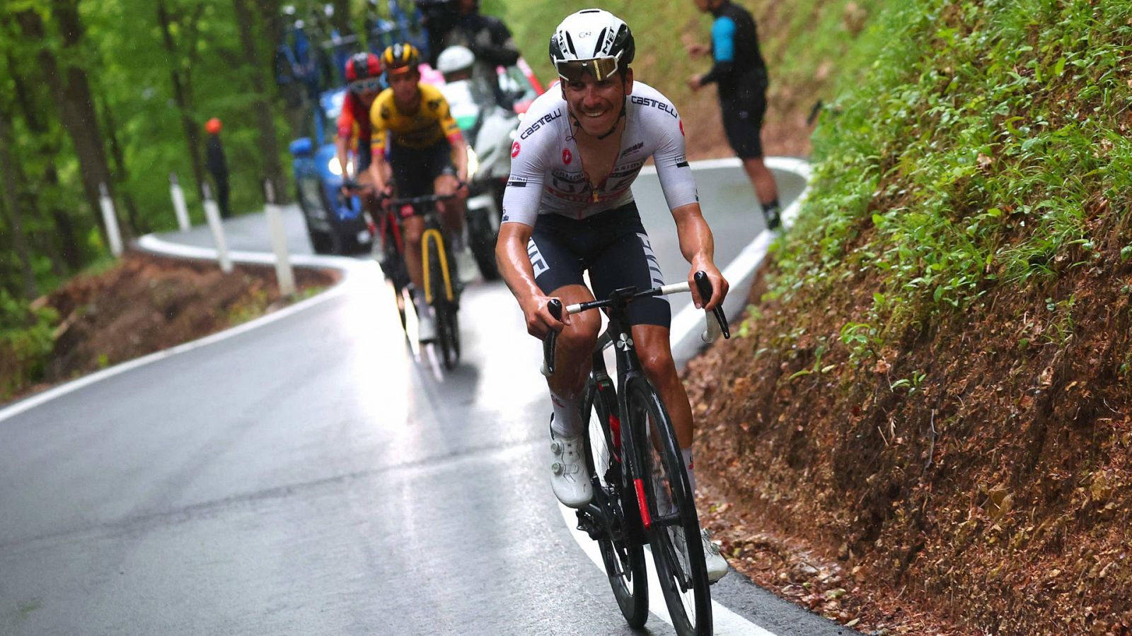 Joao Almeida anima el Giro de Italia y gana en el Monte Bondone