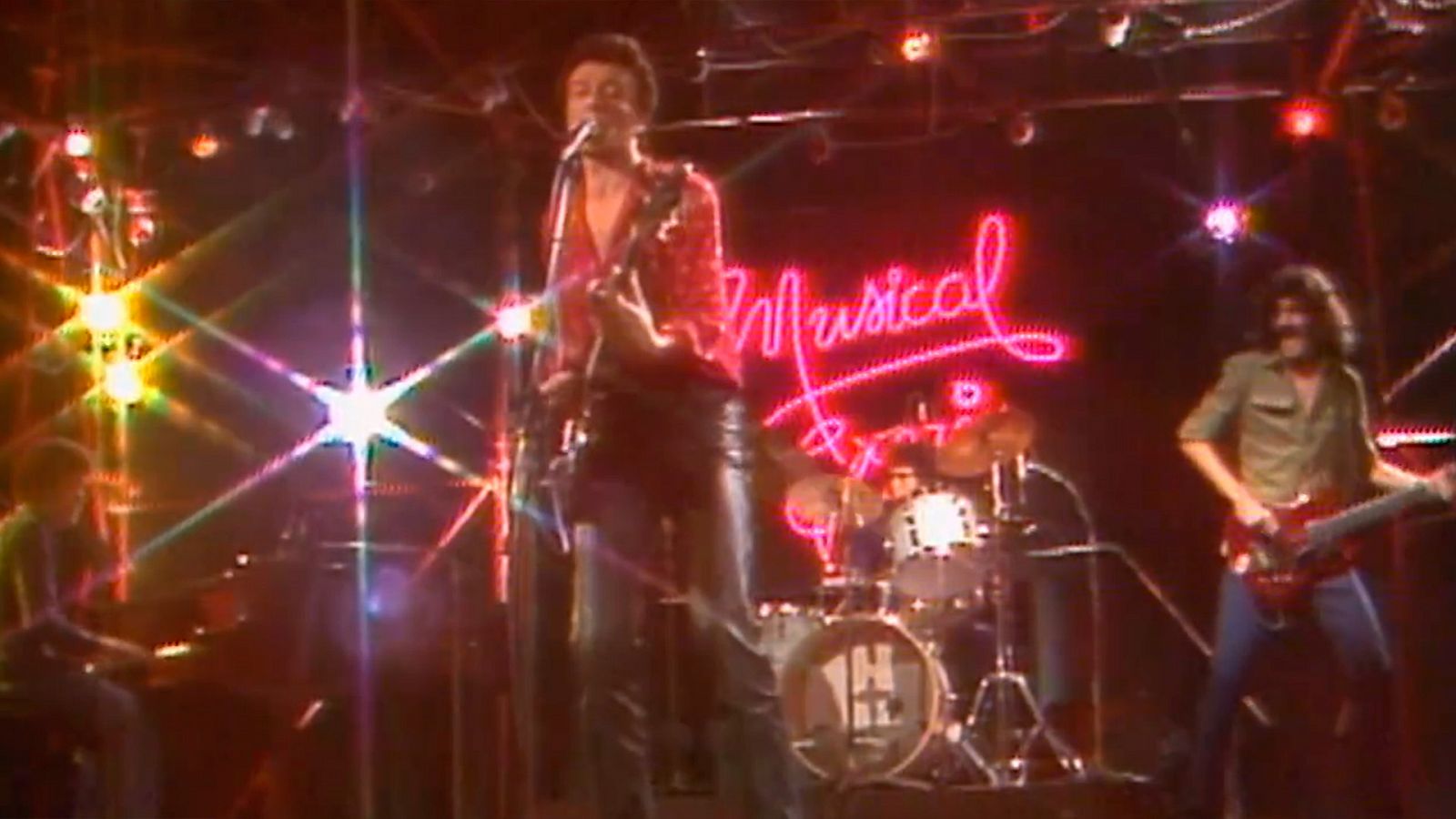 MUSICAL EXPRESS: Actuen Moris, Aute i Bonset de Sant Pedro (1 en català) és màster amb negres - Musical Express (català) | Veure