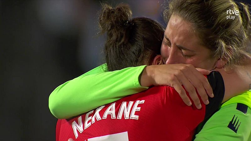 Desconsuelo de las jugadoras del Athletic tras perder la semifinal en el adiós de Nekane -- Ver ahora