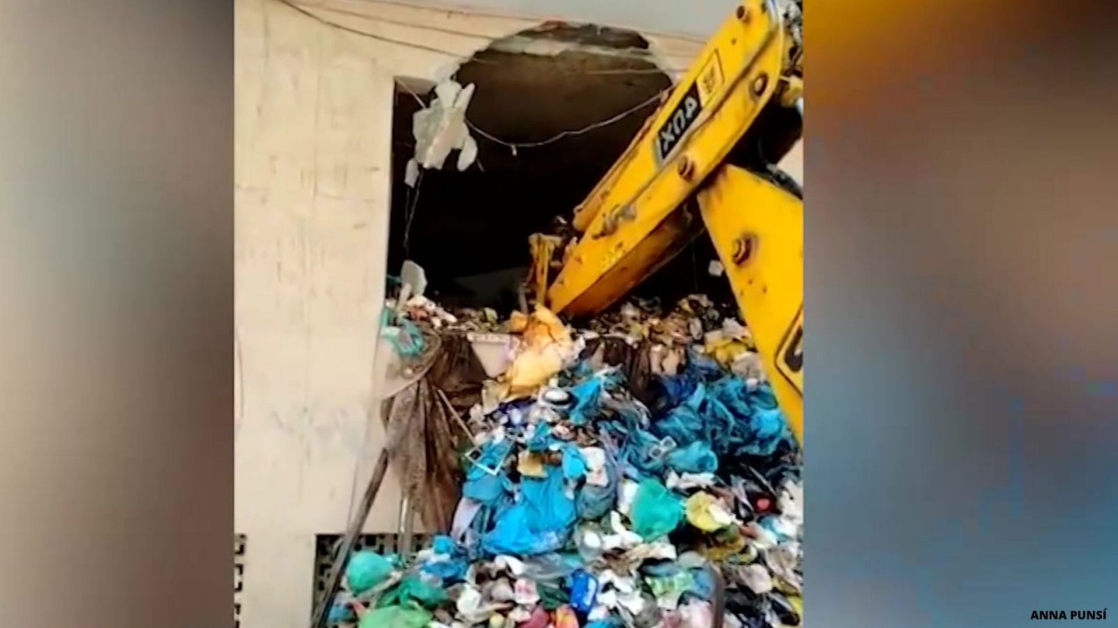 Los bomberos rescatan en su casa a un hombre de 250 kilos con síndrome de Diógenes - Ver ahora