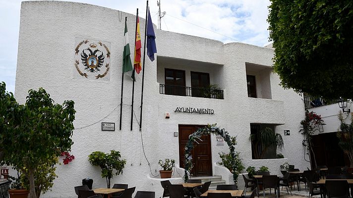 Telediario 1 - 100 euros y la promesa de ayudas futuras: así funcionaba la presunta trama de compra de votos por correo en Mojácar