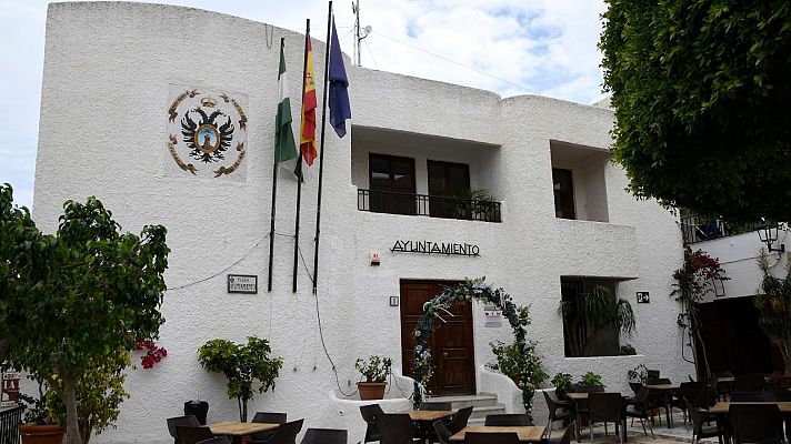 Telediario 1 - 100 euros y la promesa de ayudas futuras: así funcionaba la presunta trama de compra de votos por correo en Mojácar