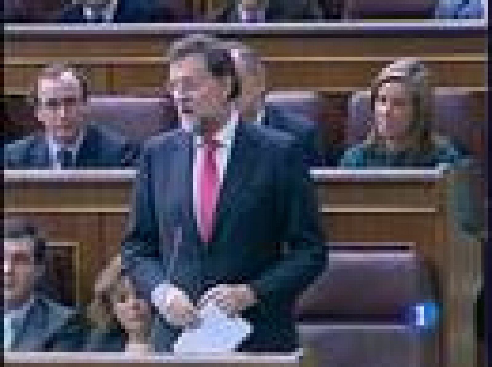 Alli, en la sesión de control, el líder del PP ha asegurado que Zapatero ha dilapidado la credibilidad del Ejecutivo. Y el presidente ha acusado a Rajoy de dañar la imagen de España en el exterior.  Ha sido, Estrella Moreno, de nuevo, en la crisis económica.