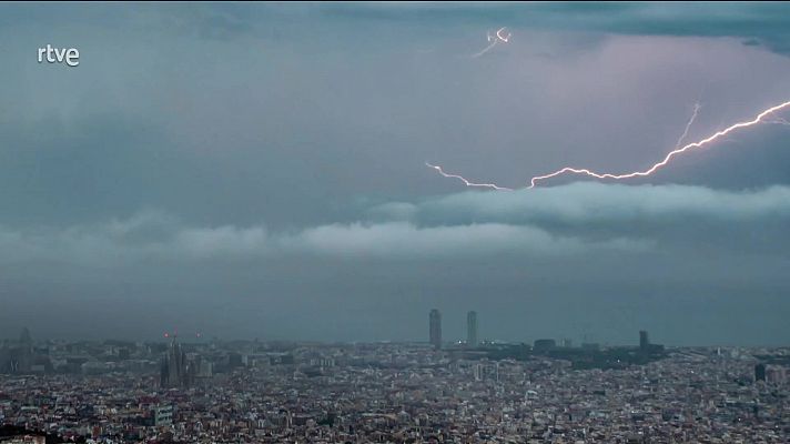 Chubascos y tormentas localmente fuertes en el tercio este peninsular y Baleares