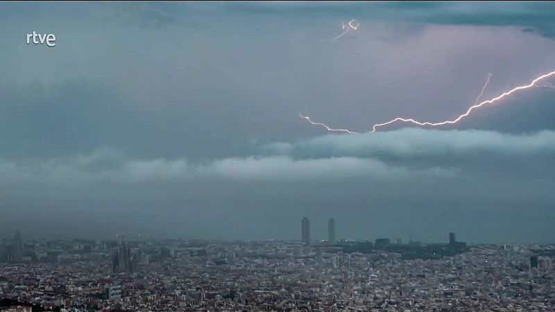 Chubascos y tormentas localmente fuertes en el tercio este peninsular y Baleares - ver ahora