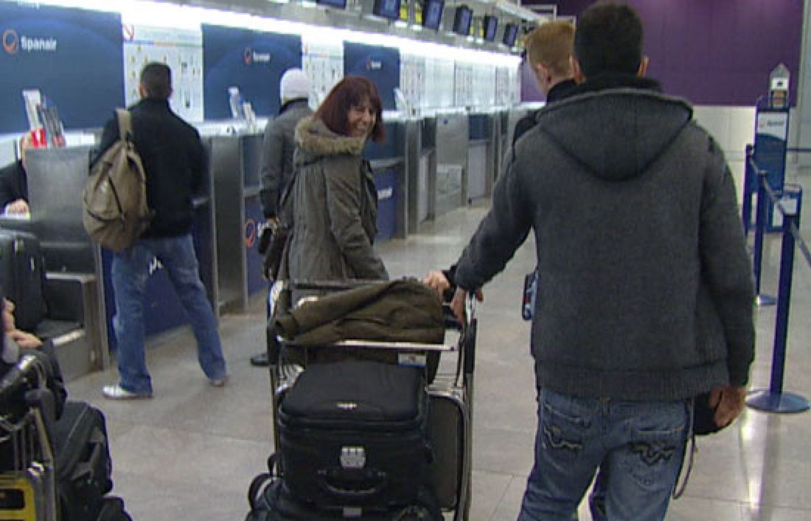Spanair se ha sumado a las compañías aéreas que cobran a los viajeros por facturar la segunda maleta. | Ver