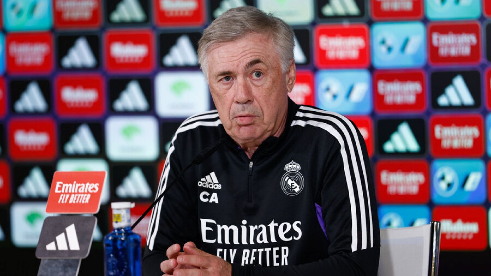 Ancelotti: "Vinicius no viaja porque le molesta la rodilla. No puede jugar y punto"