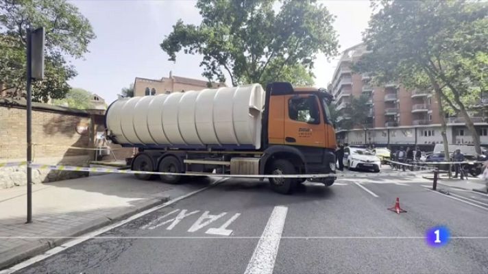 L'Informatiu - Un mort i una dona ferida pel xoc d'un camió contra un mur de Sant Pau