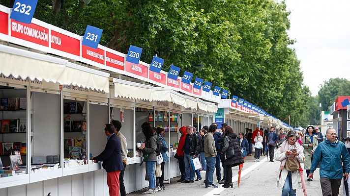 La Feria del Libro de Madrid abre sus puertas con lluvia