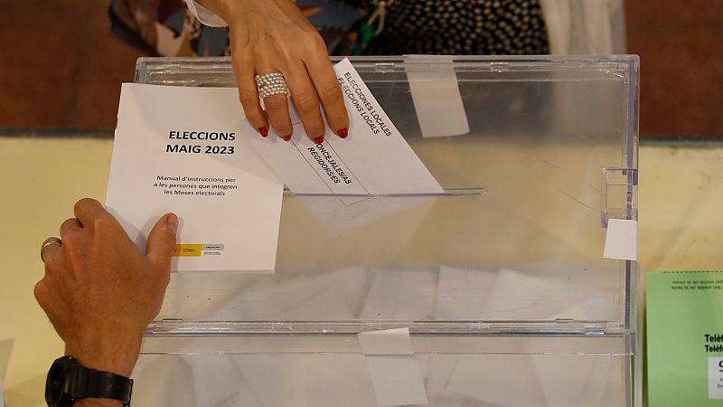 Los candidatos al Ayuntamiento de Barcelona depositan su voto