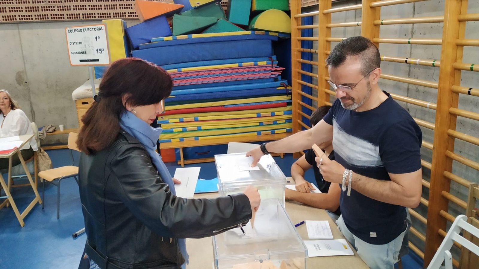 Los españoles acuden a las urnas esquivando la lluvia: "Cuantos antes mejor"