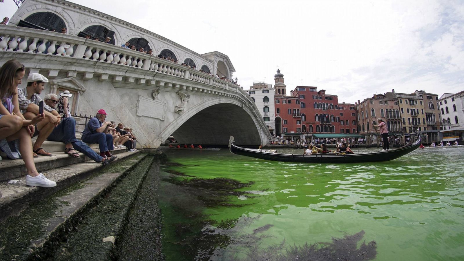 El agua del Gran Canal de Venecia se tiñe de verde fluorescente