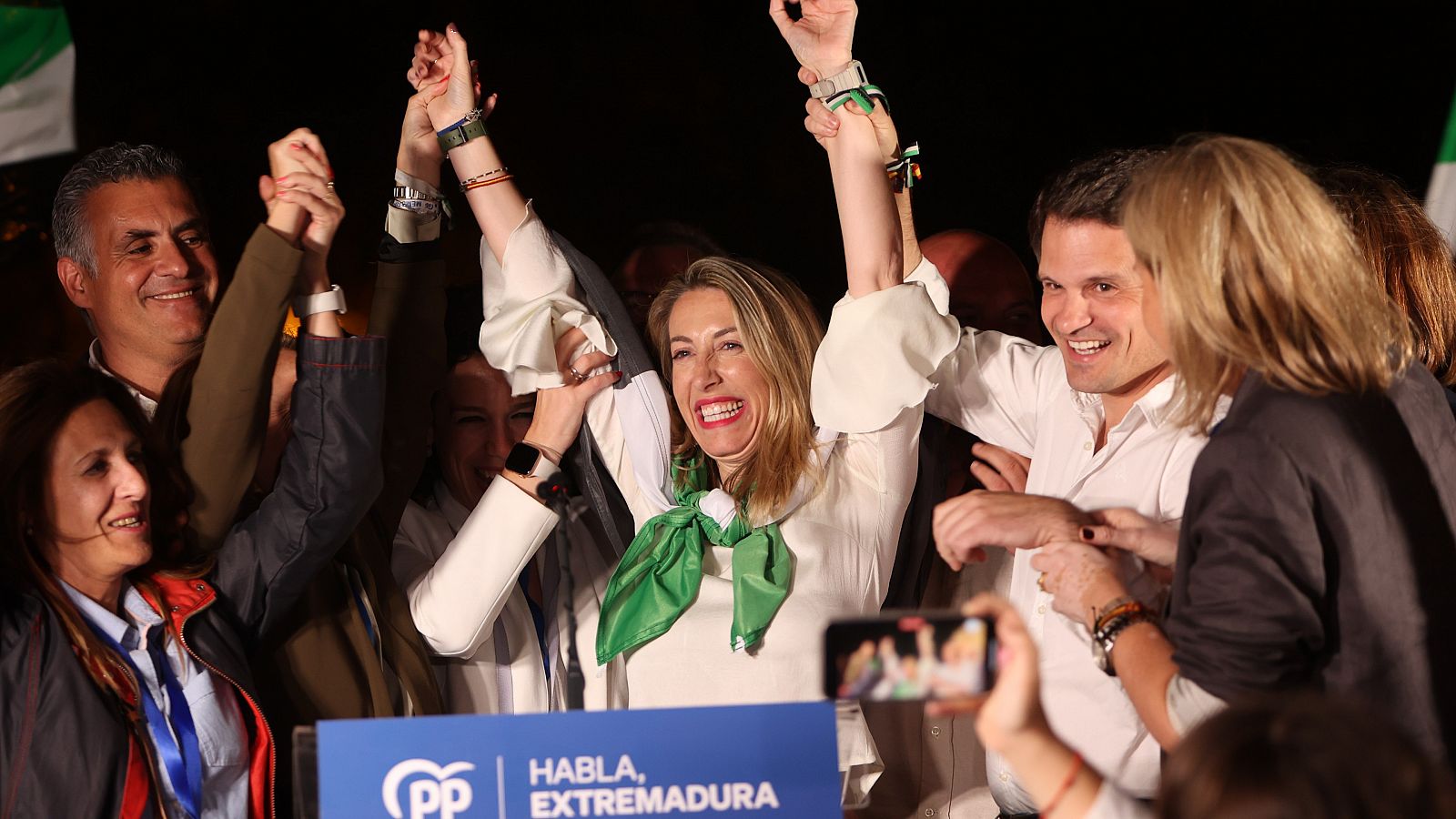 María Guardiola celebra la victoria del PP en Extremadura