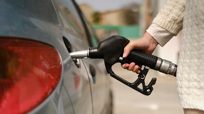 El precio medio de los carburantes está ahora en 1,57 euros para la gasolina y 1,40 euros en el caso del diésel, unos precios similares a los que había antes de la invasión rusa de Ucrania.