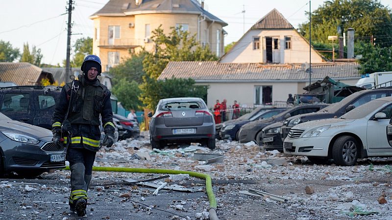 Caen misiles por tercera noche consecutiva en la capital de Ucrania