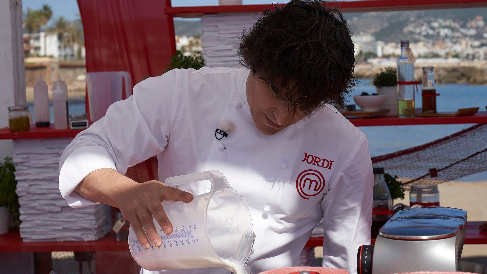 Jordi Cruz se coloca la chaquetilla para salvar el cocinado