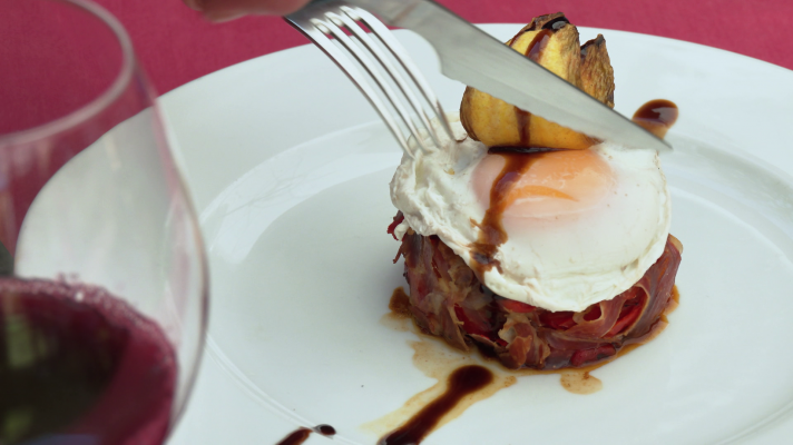 Ahora o nunca - Una deliciosa mezcla de pimientos asados, jamón y huevo poch