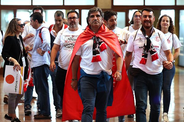 Telediario 1 - Nadie la quiere como ellos: La odisea de los aficionados del Sevilla para estar presentes en Budapest